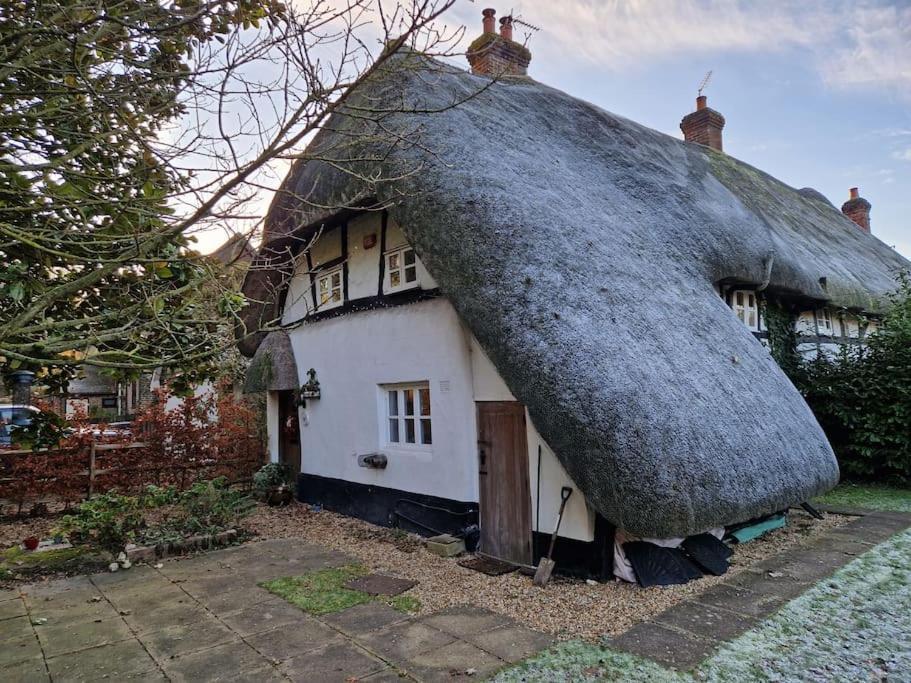 Delightful 3Bed Thatched Cottage Стокбридж Екстериор снимка
